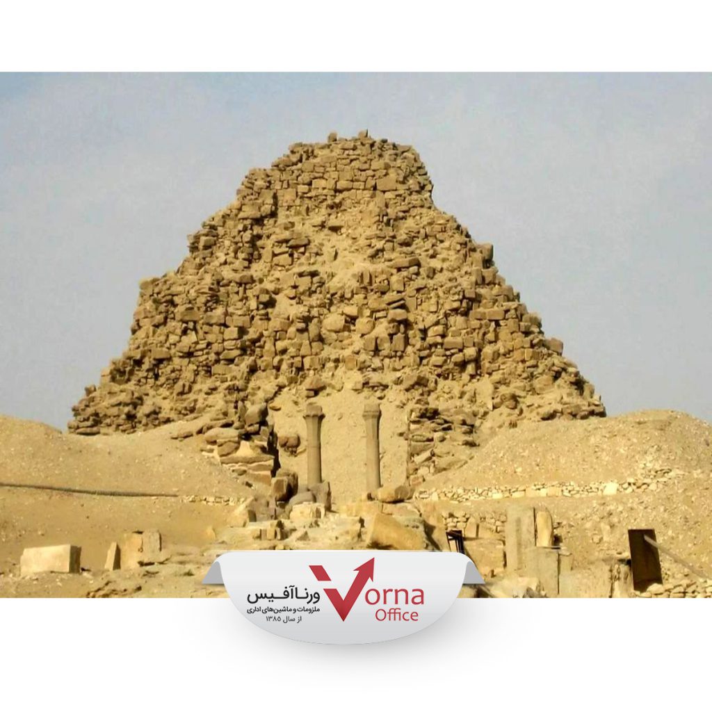 کشف دالان‌های مخفی در هرم باستانی مصر معمای ۲۰۰ ساله را حل کرد. دنیای فراعنه هرچند با اهرام ثلاثه در ذهن‌ها شناخته می‌شود، با این حال به جز آن‌ها هرم‌های ریز و درشت بسیار دیگری در مناطق مختلف مصر ساخته شده‌اند که بعضی سالم هستند و بعضی به شدت آسیب دیده‌اند. هرم ساحورَع، متعلق به دومین فرعون دودمان پنجم مصر باستان، یکی از این اهرام است که تصور می‌شود در قرن ۲۶ تا ۲۵ قبل از میلاد برای او ساخته شده باشد. این هرم اولین بار توسط مصرشناس بریتانیایی «جان پرینگ» مورد بررسی قرار گرفت و او تنها کسی بود که توانست ورودی و همچنین گذرگاه دسترسی به قلب این هرم نیمه‌مخروب را شناسایی و تمیزکاری کند. کشف دالان‌های مخفی در هرم باستانی مصر معمای ۲۰۰ ساله را حل کرد.